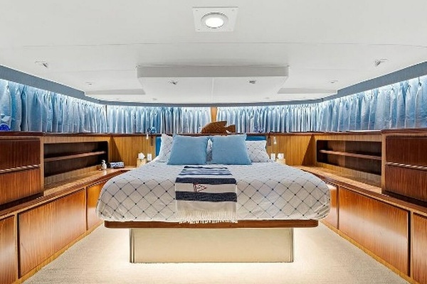 TOP GUN 70ft Hatteras Yacht For Sale