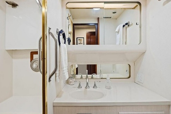 TOP GUN 70ft Hatteras Yacht For Sale