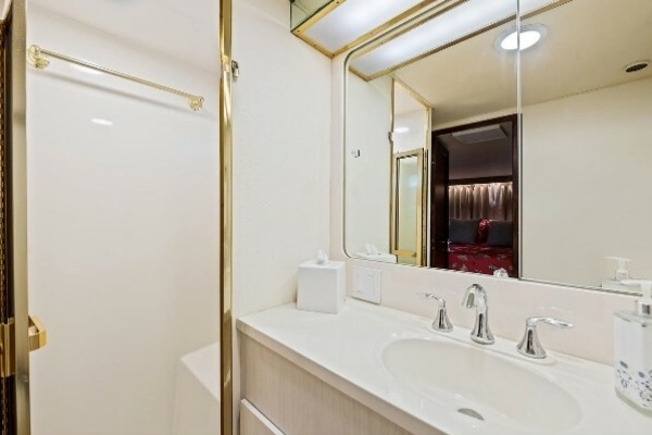 TOP GUN 70ft Hatteras Yacht For Sale