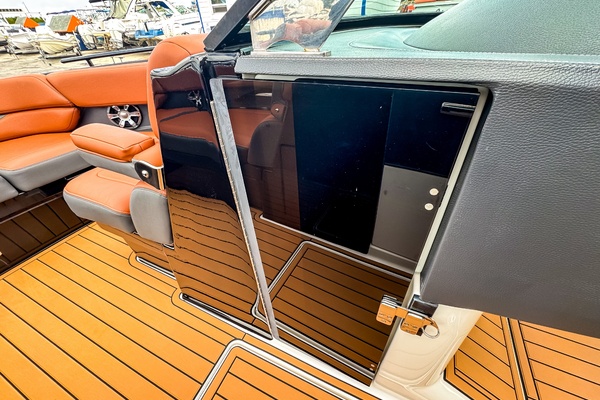 28ft Regal Yacht For Sale
