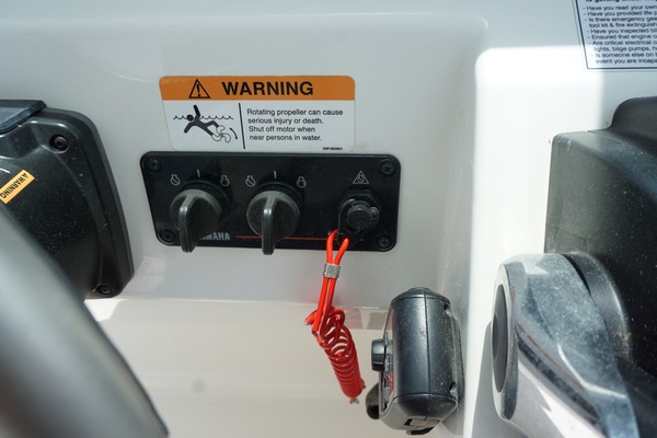 2024 23 World Cat 230 DC Yamaha Controls (2)