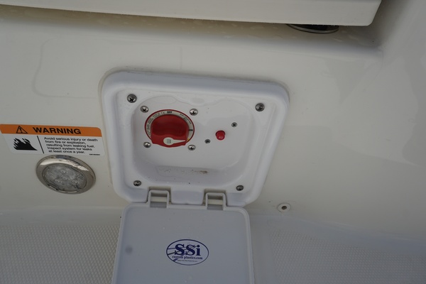 2024 23 World Cat 230 DC Battery Switch