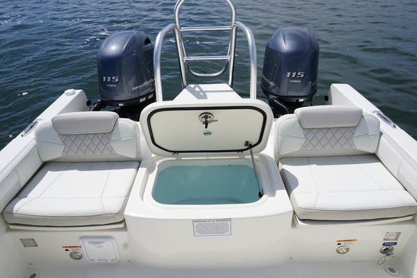 2024 23 World Cat 230 DC Transom Seating (10)