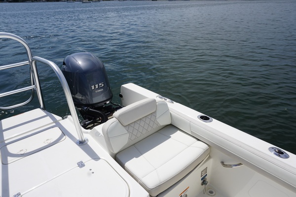 2024 23 World Cat 230 DC Transom Seating (1)