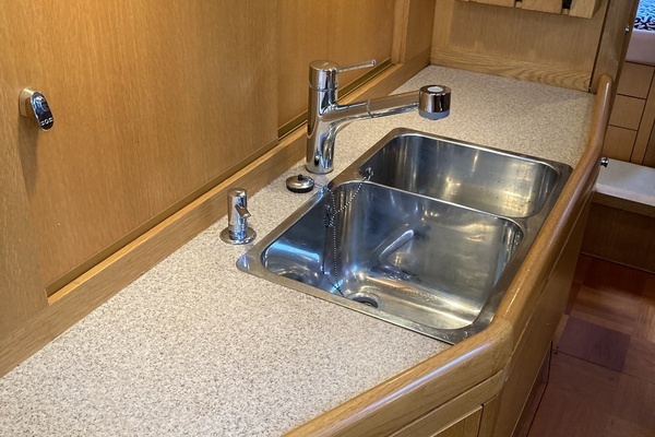 Oyster 56 Deck Saloon Yacht For Sale