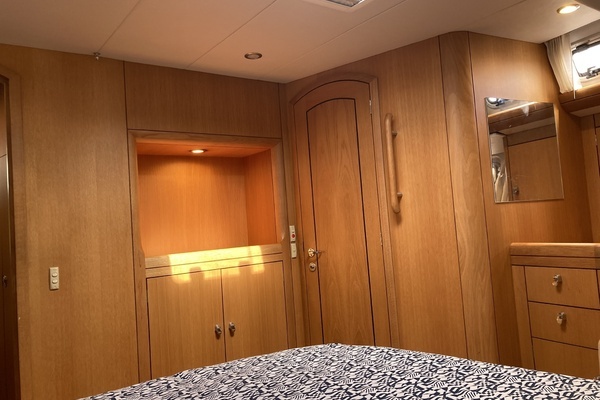 Oyster 56 Deck Saloon Yacht For Sale