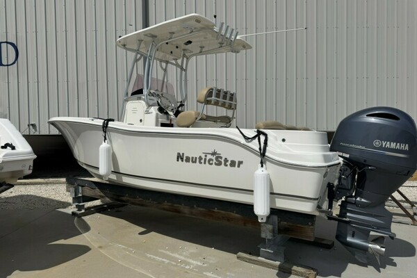 21ft NauticStar Yacht For Sale