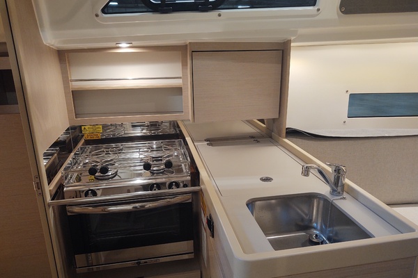 LOWE TIDE 30ft Beneteau Yacht For Sale