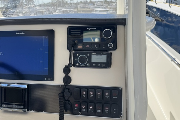 27ft Boston Whaler Yacht For Sale