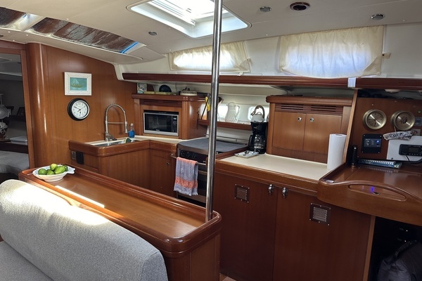 Photo of the 2006 Beneteau 523 "Roxxy"