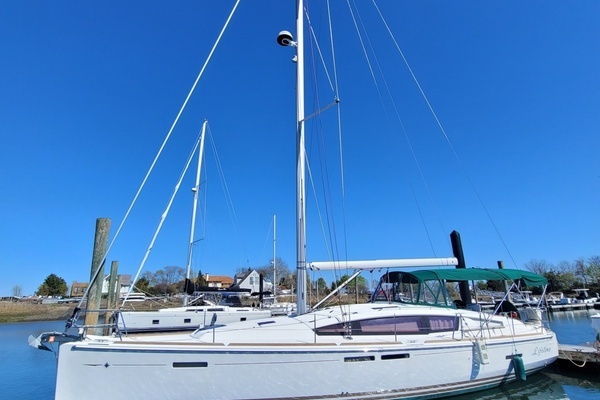Photo of the 2017 Jeanneau Sun Odyssey 44 DS "Lifeline"