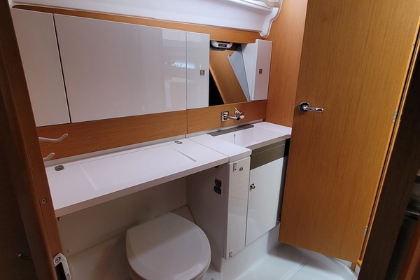 Lifeline 44ft Jeanneau Yacht For Sale