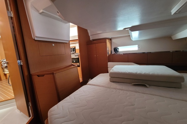 Lifeline 44ft Jeanneau Yacht For Sale
