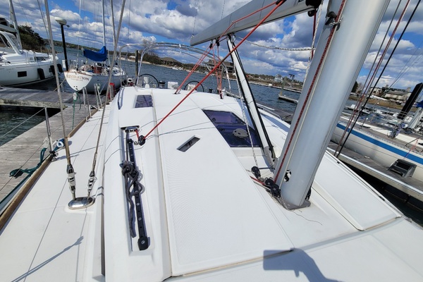 Lifeline 44ft Jeanneau Yacht For Sale