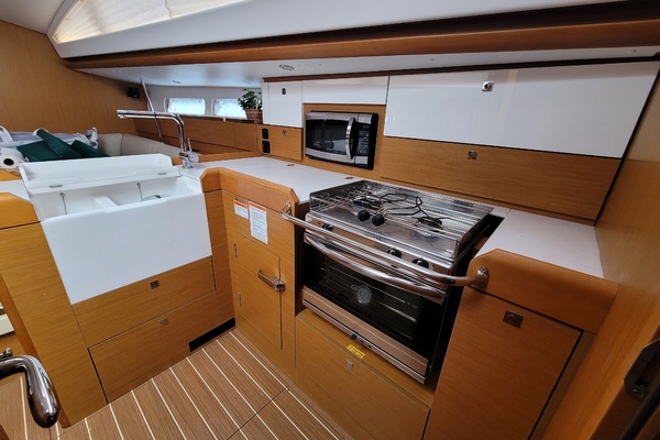 Lifeline 44ft Jeanneau Yacht For Sale