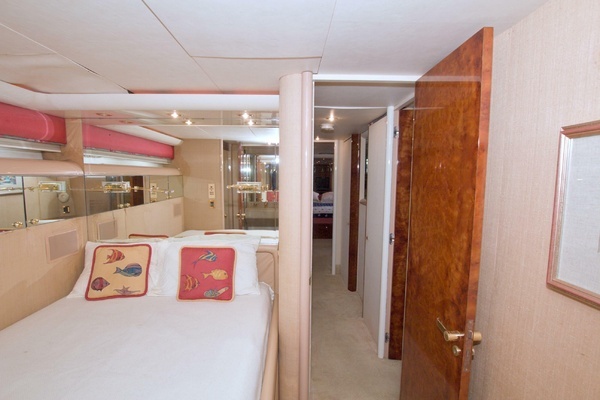 1998 Lazzara Yachts 76