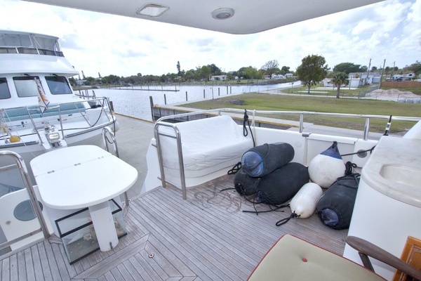 Photo of the 1998 Lazzara Yachts 76 Skylounge Grand Salon "Ohana"