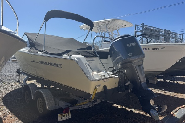 Photo of the 2013 Sea Hunt Escape 234 LE