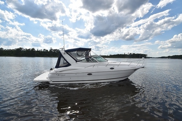 Photo of the 2004 Cruisers Yachts 320 Express "Cool Change "
