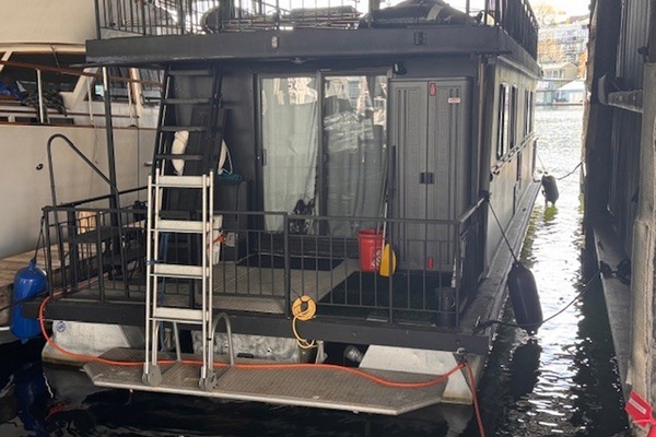 Photo of the 1985 Three Buoys Houseboat