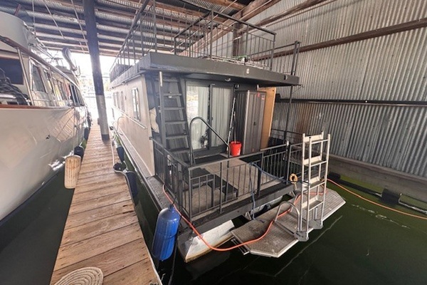 Photo of the 1985 Three Buoys Houseboat