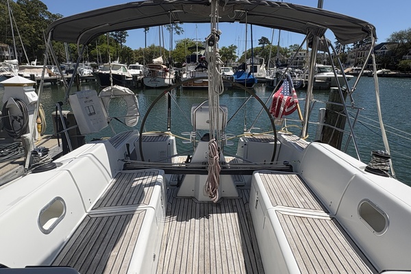 Cockpit lockers to port and starboard