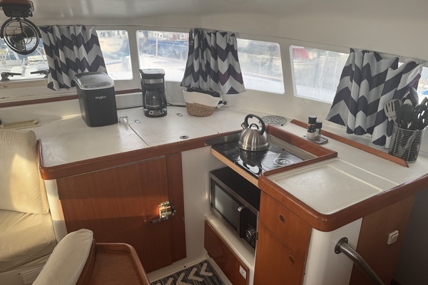 Photo of the 2004 Lagoon 410 S2 "Into The Mystic"