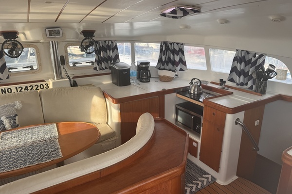 Photo of the 2004 Lagoon 410 S2 "Into The Mystic"