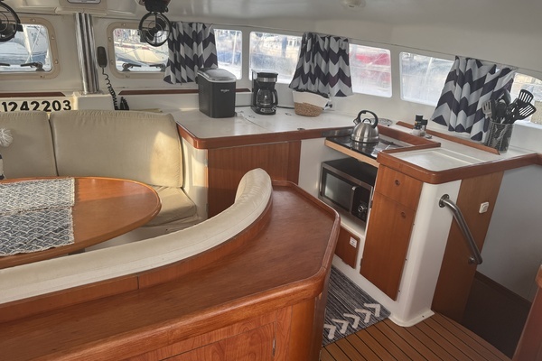 Photo of the 2004 Lagoon 410 S2 "Into The Mystic"