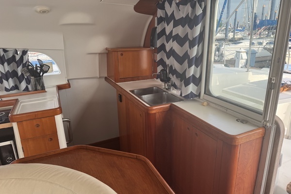 Photo of the 2004 Lagoon 410 S2 "Into The Mystic"