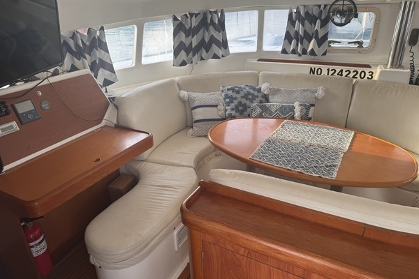 Photo of the 2004 Lagoon 410 S2 "Into The Mystic"