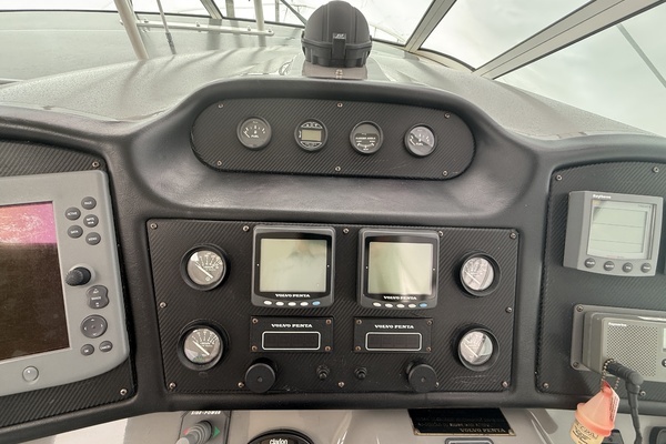 2005 Cruisers Yachts 40