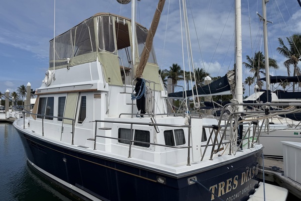 Photo of the 1997 Sabreline 36 Fast Trawler "TRES DIAS III"