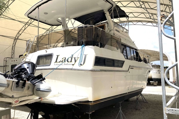 Photo of the 1989 Carver 3807 "Lady J"