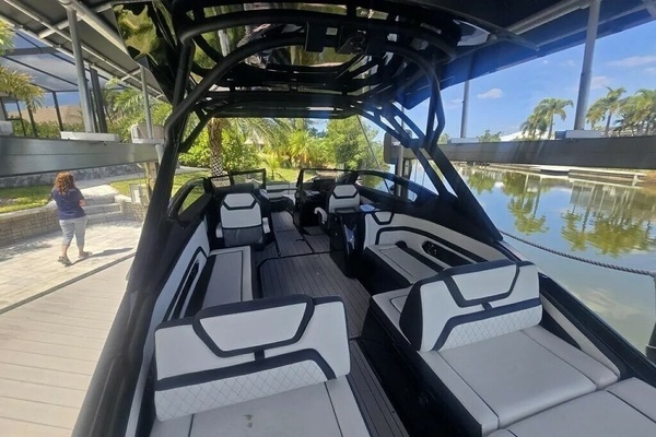 Photo of the 2025 Yamaha Boats 275SD