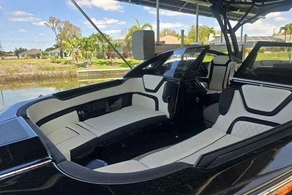 Photo of the 2025 Yamaha Boats 275SD