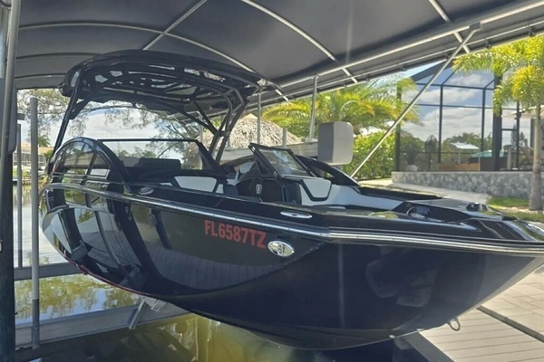 Photo of the 2025 Yamaha Boats 275SD