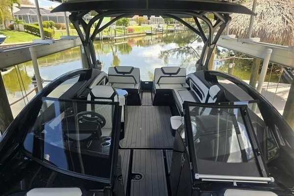 Photo of the 2025 Yamaha Boats 275SD