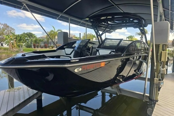 Photo of the 2025 Yamaha Boats 275SD
