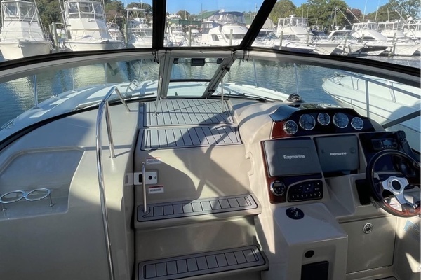 Photo of the 2008 Sea Ray 330 Sundancer