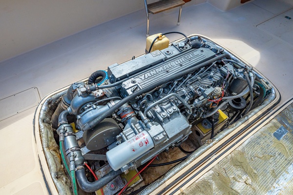 1998 36 Hinckley Picnic Boat Engine