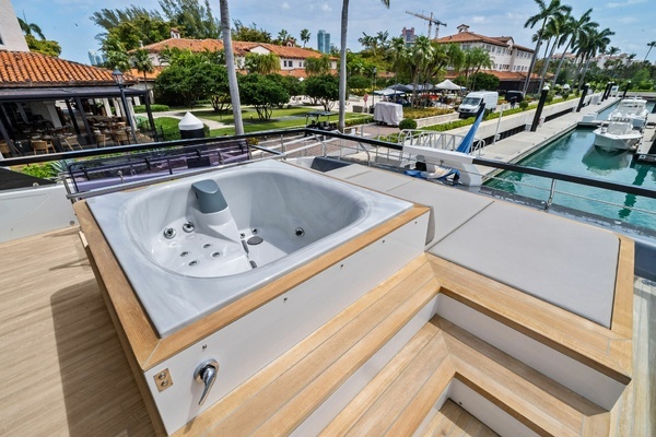 2023 Ferretti Yachts 86