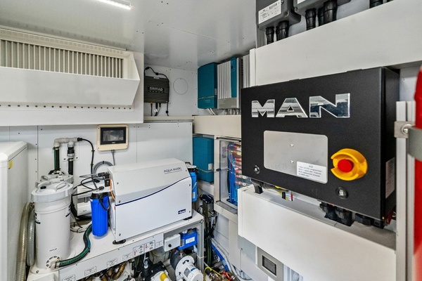 LADY F 86ft Ferretti Yachts Yacht For Sale