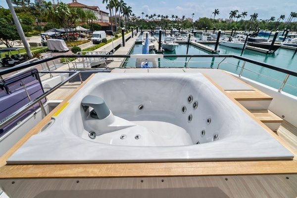 2023 Ferretti Yachts 86