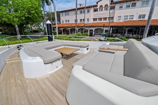 2023 Ferretti Yachts 86