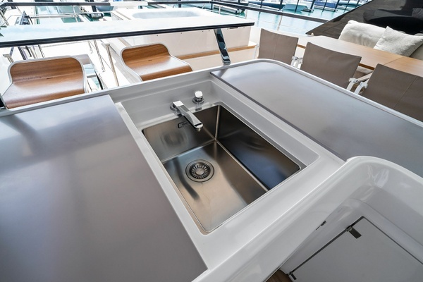 2023 Ferretti Yachts 86