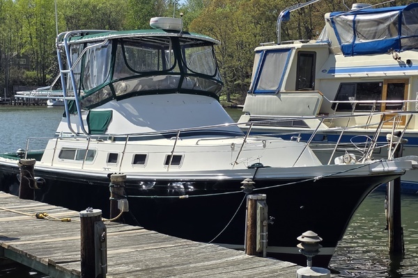 Photo of the 2001 Albin 32 + 2 Command Bridge "Green Eyed Lady"