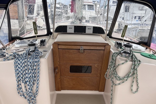 Photo of the 1997 Island Packet 37