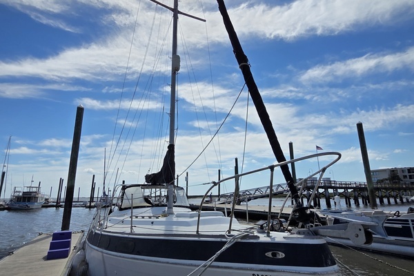 Photo of the 1976 Morgan Out Island 33 "Seminole Wind"