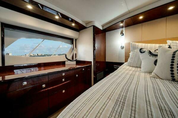 RECON ROYALE 61ft Sea Ray Yacht For Sale